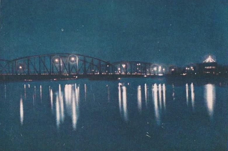 「橋梁の近代美に昔も夢の両国橋」（『大東京写真帖』1900　国会図書館デジタルコレクション）の画像。